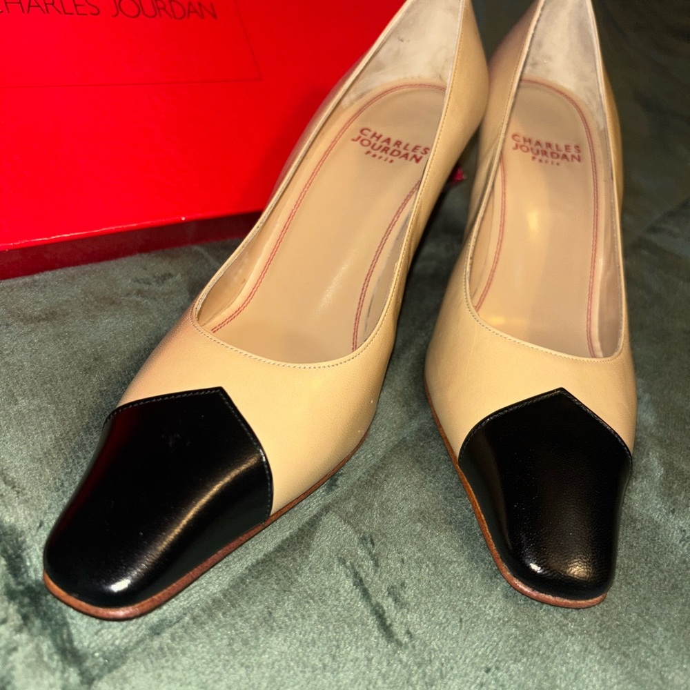 Charles Jourdan Women's Beige and Black Pumps